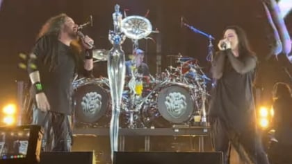 Watch: EVANESCENCE's AMY LEE Joins KORN On Stage In Denver To Perform 'Freak On A Leash'